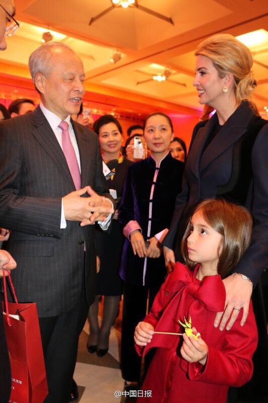 特朗普的女儿伊万卡带着（特朗普的）外孙女前往中国驻华盛顿大使馆，恭贺中国农历新年