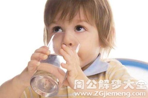 小孩喝水