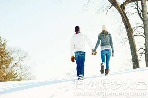 情侣在雪地里走